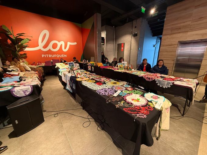 Más de 30 mujeres de Pitrufquén llenan de creatividad una exposición que celebra sus talentos y aprendizajes