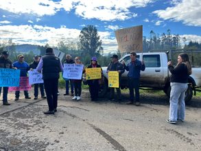 Más de 400 familias esperan agua potable en Loncoche: vecinos protestan contra CMPC por demora en trámites