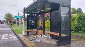 Denuncian acumulación de basura en paradero de buses de Pitrufquén: llaman a cuidar los espacios públicos