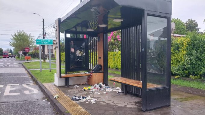 Denuncian acumulación de basura en paradero de buses de Pitrufquén: llaman a cuidar los espacios públicos