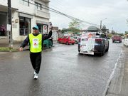 Familia de Mateo llega a Pitrufquén en caminata solidaria para reunir $400 millones para su tratamiento