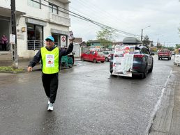 Familia de Mateo llega a Pitrufquén en caminata solidaria para reunir $400 millones para su tratamiento