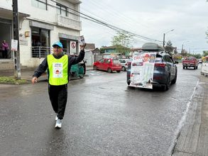 Familia de Mateo llega a Pitrufquén en caminata solidaria para reunir $400 millones para su tratamiento