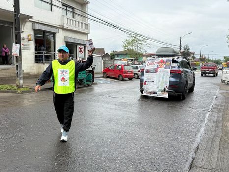 Familia de Mateo llega a Pitrufquén en caminata solidaria para reunir $400 millones para su tratamiento