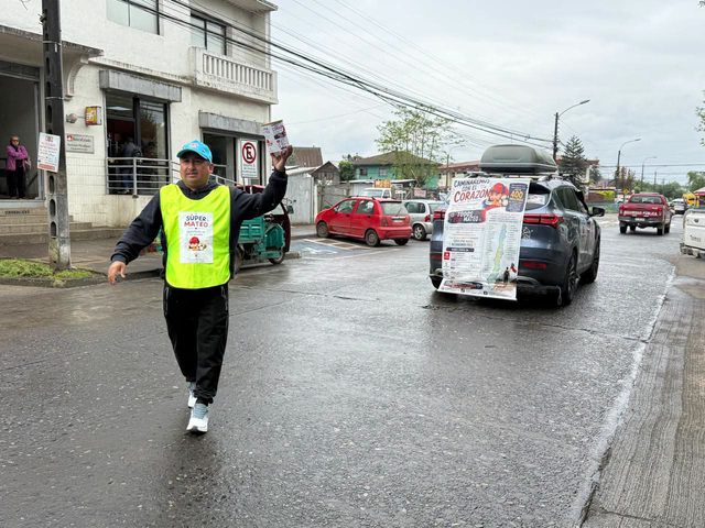 Familia de Mateo llega a Pitrufquén en caminata solidaria para reunir $400 millones para su tratamiento