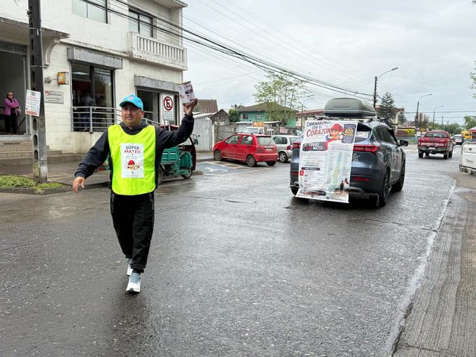 Familia de Mateo llega a Pitrufquén en caminata solidaria para reunir $400 millones para su tratamiento