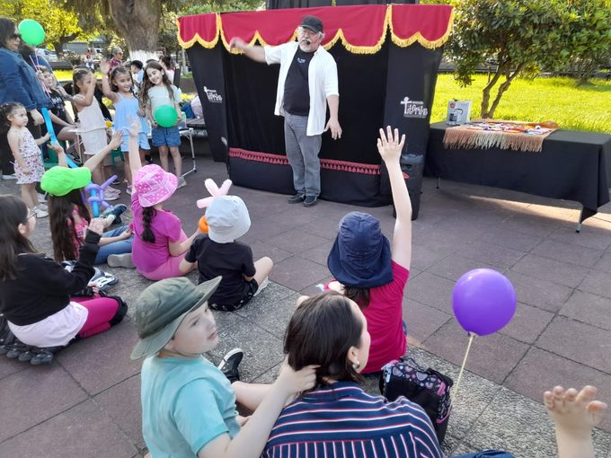 ¡Pitrufquén se llenó de alegría y colores con el carnaval por las artes y la salud mental!